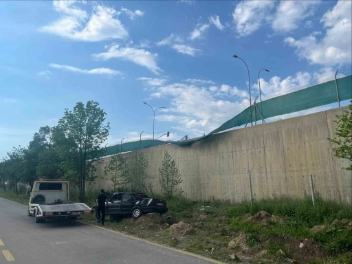 Alkoll&uuml; s&uuml;r&uuml;c&uuml;n&uuml;n kullandığı ara&ccedil; askeri birliğin bah&ccedil;esine u&ccedil;tu