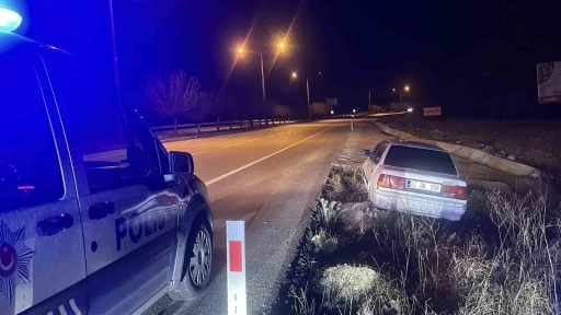 Alkoll&uuml; s&uuml;r&uuml;c&uuml;n&uuml;n kullandığı ara&ccedil; uygulama noktasından ka&ccedil;maya &ccedil;alışırken şarampole d&uuml;şt&uuml;
