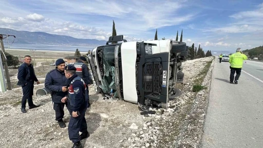 Alkoll&uuml; s&uuml;r&uuml;c&uuml;n&uuml;n kullandığı tır yan yattı: 1 yaralı

