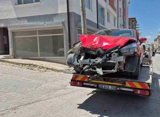 Alkoll&uuml; ve ehliyetsiz s&uuml;r&uuml;c&uuml;n&uuml;n kullandığı otomobil, park halindeki ara&ccedil;lara &ccedil;arptı
