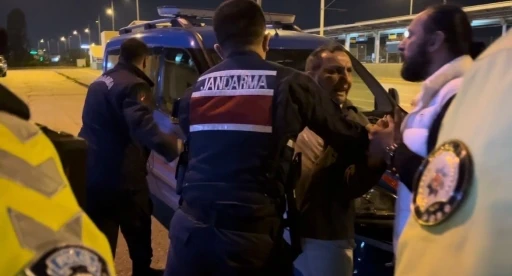 Alkoll&uuml; yakalandı polise hakaretten g&ouml;zaltına alındı
