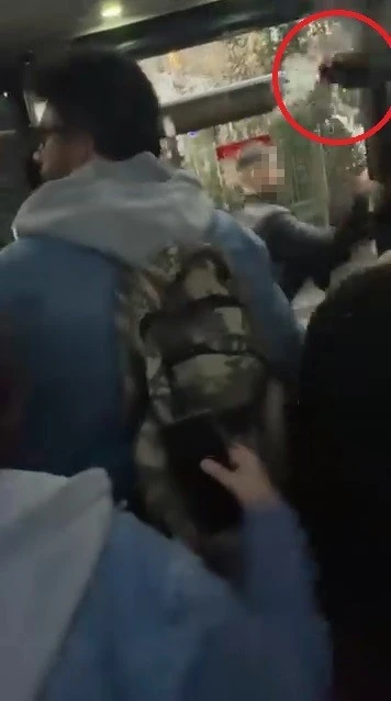 Alkoll&uuml; yolcu ortalığı birbirine kattı, otob&uuml;s&uuml;n i&ccedil;i savaş alanına d&ouml;nd&uuml;
