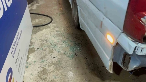 Alkolmetreyi &uuml;flememek i&ccedil;in direndi, dolmuşun camını kafasıyla kırdı
