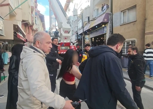 Alkol&uuml;n etkisindeki kadın polise zor anlar yaşattı
