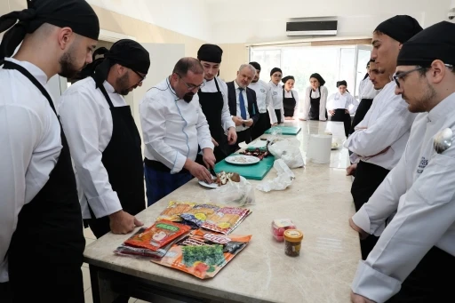 ALK&Uuml;&rsquo;l&uuml; &ouml;ğrenciler Uzak Doğu mutfağını uzmanından &ouml;ğreniyor
