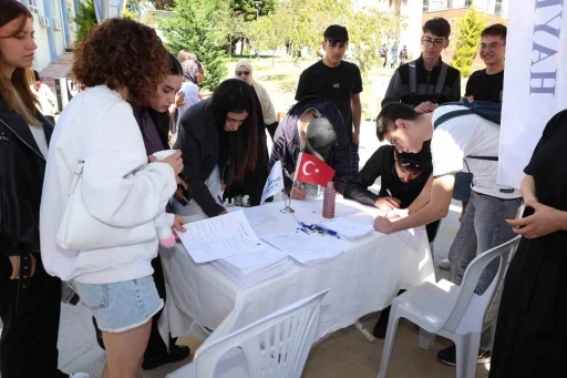 ALKÜ öğrencileri, kariyer fırsatında buluştu
