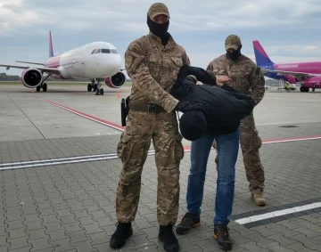 Almanya’da cinayet şüphelisi olarak aranan Türk, Polonya’da uçakta yakalandı
