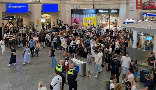 Almanya&rsquo;da demir yolu ağı &ccedil;&ouml;kt&uuml;: Tren seferleri 90 dakika boyunca yapılamadı
