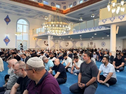 Almanya&rsquo;da M&uuml;sl&uuml;manlar, bayram namazı i&ccedil;in Br&uuml;hl Camii&rsquo;ne akın etti
