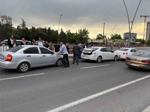 Alt ge&ccedil;it girişinde 4 otomobil &ccedil;arpıştı: 2 yaralı
