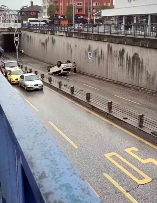 Alt geçitte takla atan otomobil trafiği aksattı
