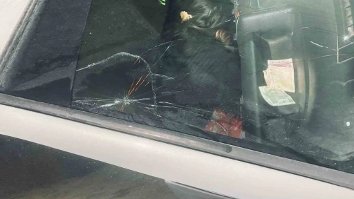 Alt ge&ccedil;itteki buz sarkıtı ara&ccedil; camını kırdı
