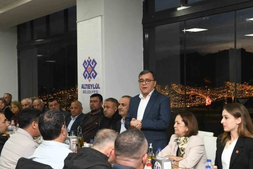 Altıeyl&uuml;l Belediyesi muhtarlarla ramazan sofrasını paylaştı
