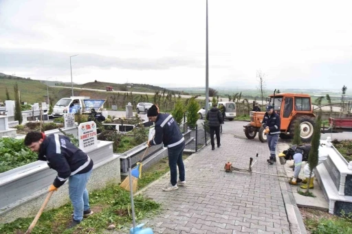 Altıeyl&uuml;l&rsquo;de bayram &ouml;ncesi mezarlıklarda yoğun mesai
