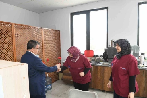 Altıeyl&uuml;l&rsquo; de kadın emeğine karanfilli kutlama
