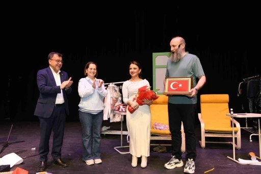 Altıeyl&uuml;l&rsquo;de tiyatro dolu gece
