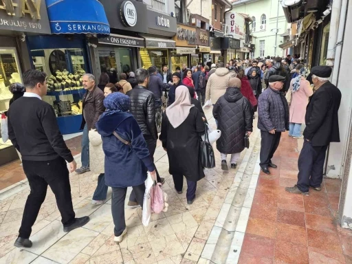 Altın fiyatları d&uuml;ş&uuml;nce vatandaşlar kuyumculara akın etti
