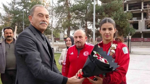 Altın madalyalı boksör Evin Erginoğuz çiçeklerle karşılandı
