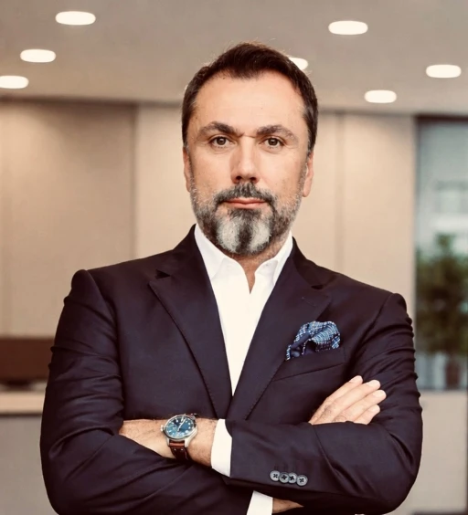 Altında sert dalgalanma
