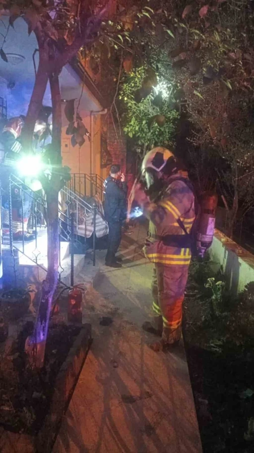 Altınoluk&rsquo;ta ev yangını: 2 kişi dumandan etkilendi
