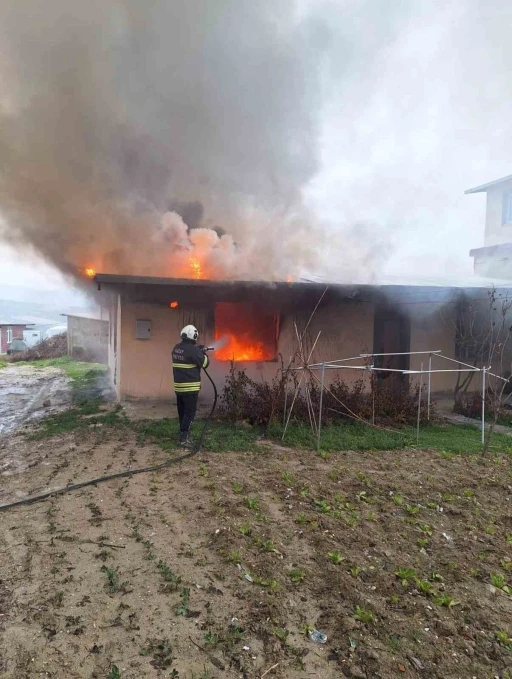 Altın&ouml;z&uuml;&rsquo;nde ev yangını
