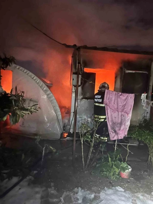 Altın&ouml;z&uuml;&rsquo;nde konteyner ve &ccedil;adır yandı
