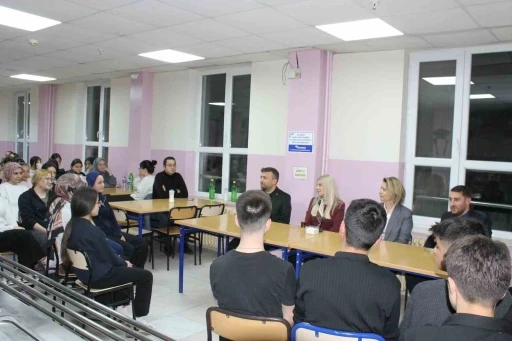 Altıntaş Kaymakamı Ayşeg&uuml;l Yıldırım &ouml;ğrencilerle iftarda buluştu
