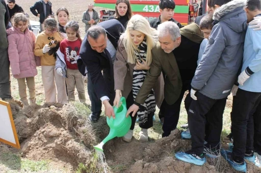 Altıntaş&rsquo;ta ağa&ccedil; dikme etkinliğinde fidanlar toprakla buluştu
