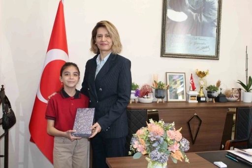 Altıntaş&rsquo;ta &ccedil;evreye duyarlı minik &ouml;ğrenci &ouml;d&uuml;llendirildi
