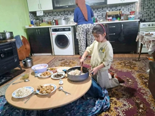 Altıntaş&rsquo;ta &ouml;ğrenciler evlerinde aileleriyle birlikte iftar sofrası kurdu

