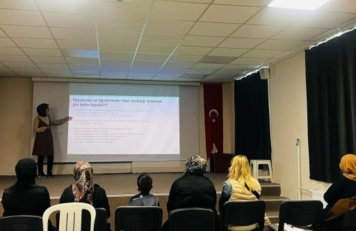 Altıntaş’ta okul aile birliği üyelerine seminer

