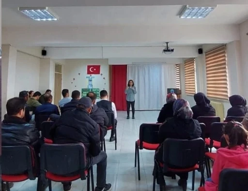 Altıntaş’ta ortaokullar mesleki eğitimle geleceğe hazırlanıyor
