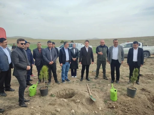 Altıntaş’ta &quot;Okul Hatıra Ormanı&quot; etkinliği
