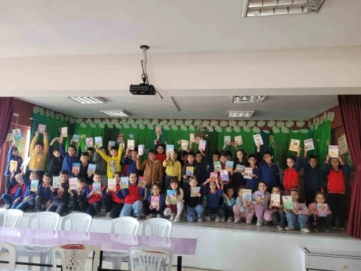 Altıntaş&rsquo;ta "Okuyan Nesil" projesinde anlamlı etkinlik: &Ouml;ğrenciler kitap hediyeleşti
