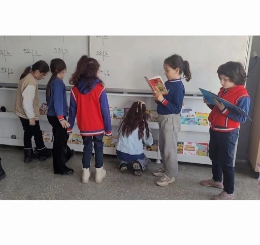 Altıntaş Zafer İlkokulu&rsquo;nda sınıflara kitaplık kazandırıldı
