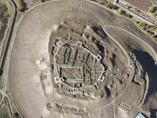 Altıntepe Kalesi ge&ccedil;mişin izlerini bug&uuml;ne taşıyor
