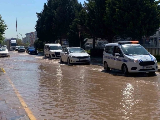 Altyapı çalışması sırasında ana su hattı patladı, ilçe sular altında kaldı

