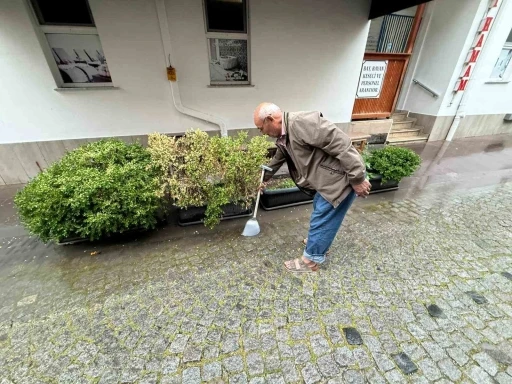 Altyapı yetersizliği sebebi ile yol kenarında biriken su ile bitkileri suladı
