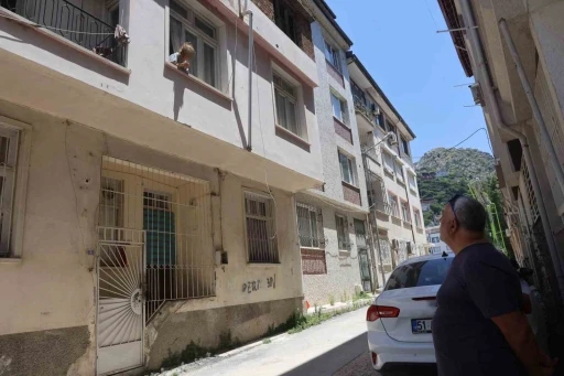 Alzaymır hastası yaşlı kadının "Allah&rsquo;ım beni kurtarın, korkuyorum ve kimsem yok" bağrışları mahallenin vicdanını sızlatıyor
