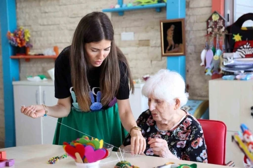 Alzheimer hastaları Mavi Ev&rsquo;de buluşuyor
