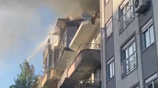 Amasra&rsquo;da &ccedil;atı yangını: Evlerindeki &ccedil;ifti vatandaşlar kurtardı
