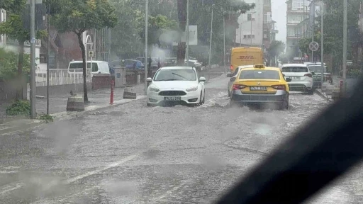 Amasra&rsquo;da sağanak alarmı: Cadde ve sokaklar g&ouml;le d&ouml;nd&uuml;
