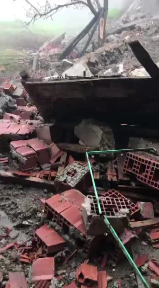 Amasya&rsquo;da ahır yıkıldı, kadın &ccedil;ift&ccedil;i hayvanlarını kurtardı
