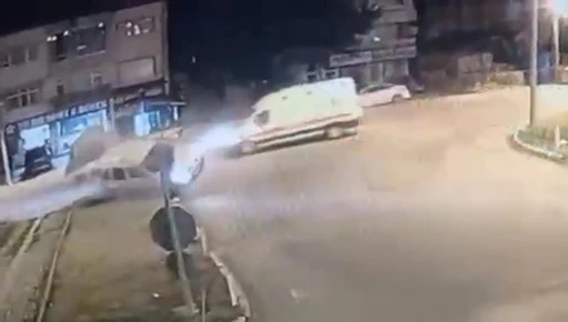 Amasya’da ambulansın hafif ticari araca çarptığı kaza kamerada
