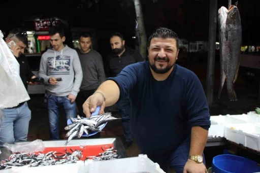Amasya’da balıkçı ile kasabın esprili &quot;indirim&quot; kapışması vatandaşa yaradı
