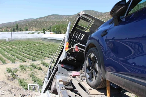Amasya’da çarpışan tır ile kamyonet tarlaya uçtu: 2 yaralı
