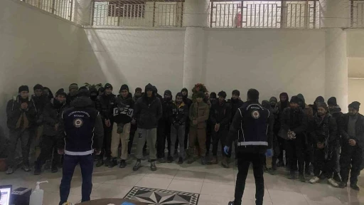 Amasya&rsquo;da &ccedil;inko y&uuml;kl&uuml; tırdan 37 ka&ccedil;ak g&ouml;&ccedil;men &ccedil;ıktı
