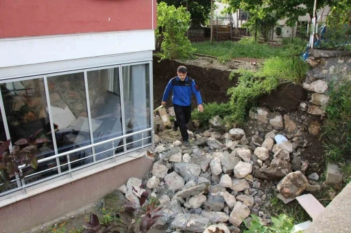 Amasya&rsquo;da duvar yıkıldı, g&uuml;r&uuml;lt&uuml;y&uuml; duyanlar deprem sandı
