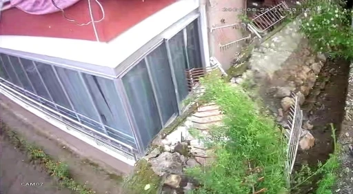 Amasya&rsquo;da duvarın yıkılma anı kamerada: G&uuml;r&uuml;lt&uuml;y&uuml; duyanlar deprem sanmıştı
