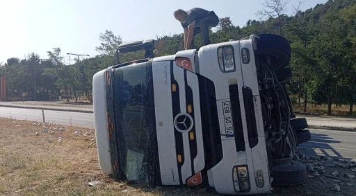 Amasya&rsquo;da elektronik eşya y&uuml;kl&uuml; tır devrildi
